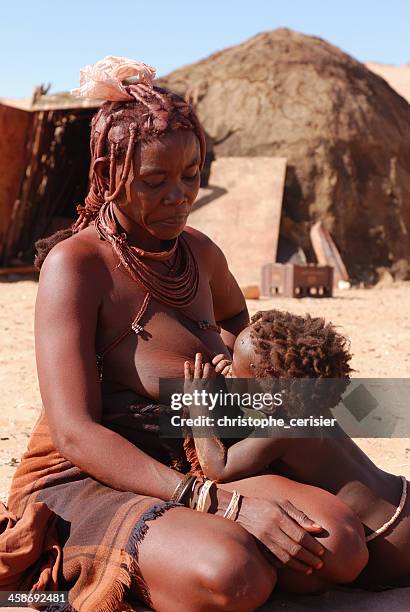 afrikanische frau stillen kind - himba stock-fotos und bilder