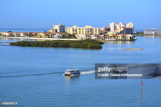 escursioni in barca clearwater beach, vista sullo skyline e il porto - clear water foto e immagini stock