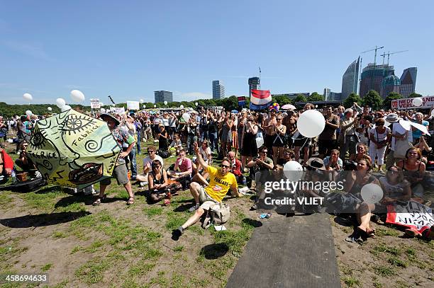 protest against government cutbacks in the arts sector - the hague summer stock pictures, royalty-free photos & images