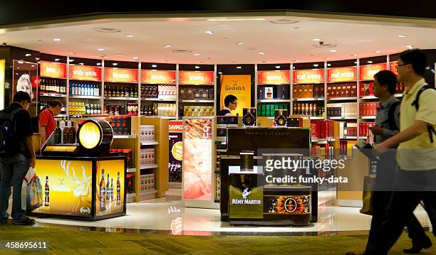 boissons alcoolisées du magasin duty-free à l'aéroport de singapour - duty free photos et images de collection