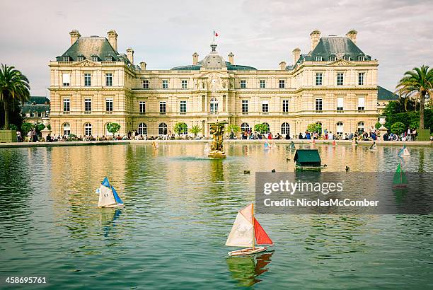 an afternoon at the jardin du luxembourg - palais du luxembourg stockfoto's en -beelden
