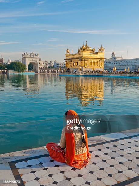 golden temple, amritsar, india - punjabi girls images 個照片及圖片檔