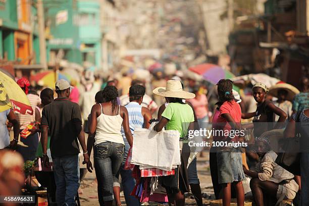 leben nach dem erdbeben haiti. - peeple of caribbean stock-fotos und bilder