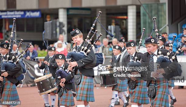 junge pipe band - dudelsack stock-fotos und bilder