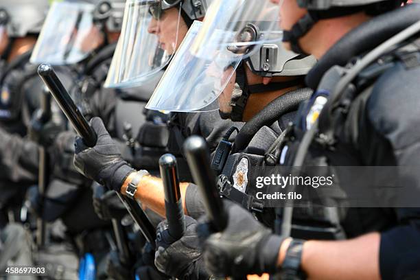 riot police - truncheon stockfoto's en -beelden