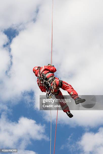 hauteur équipe de sauvetage firebrigade wiesbaden, en allemagne - rope high rescue photos et images de collection