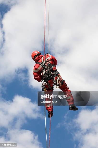 hauteur équipe de sauvetage firebrigade wiesbaden, en allemagne - rope high rescue photos et images de collection