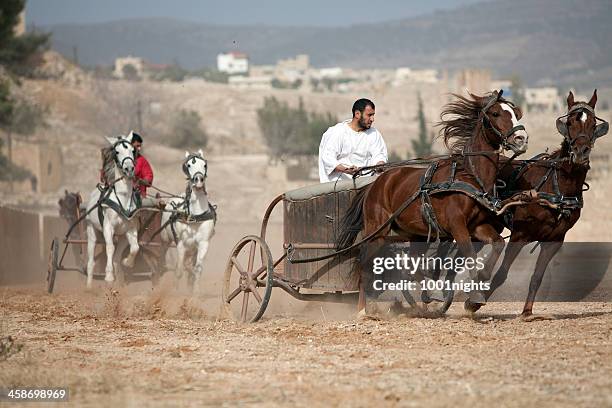 roman general in his chariot - jerash, jordan - chariot stockfoto's en -beelden