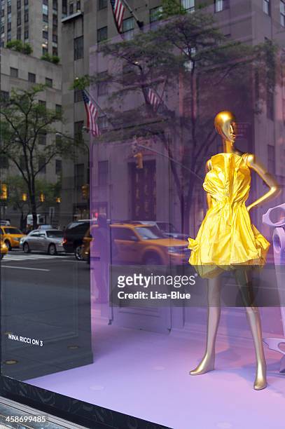 haute couture fenster display.nyc - saks stock-fotos und bilder