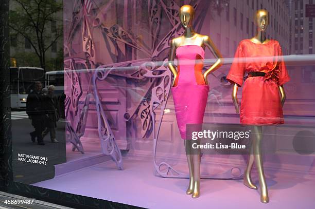 haute-couture-fenster anzuzeigen, nyc. - saks stock-fotos und bilder