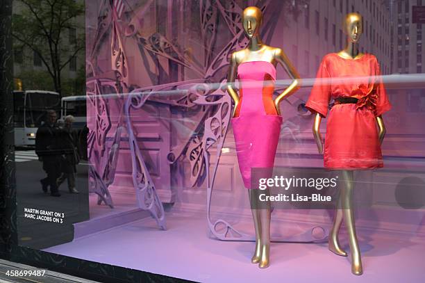 haute couture window display,nyc. - marc jacobs fashion designer stockfoto's en -beelden