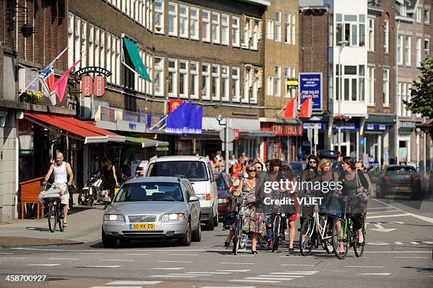 ciclisti e automobili in attesa per la luce verde per tornitura - utrecht foto e immagini stock