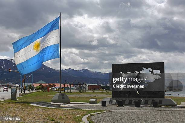monumento conmemorativo de las malvinas - bandera argentina fotografías e imágenes de stock