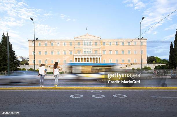 life in athens - piazza syntagma stockfoto's en -beelden