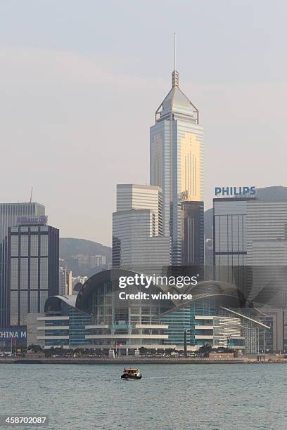 paisagem urbana de hong kong - centro de convenção e exposição de hong kong - fotografias e filmes do acervo