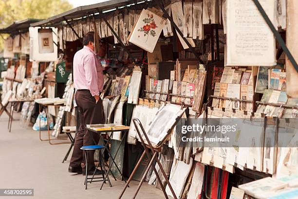 les bouquinistes de paris - marché de plein air photos et images de collection