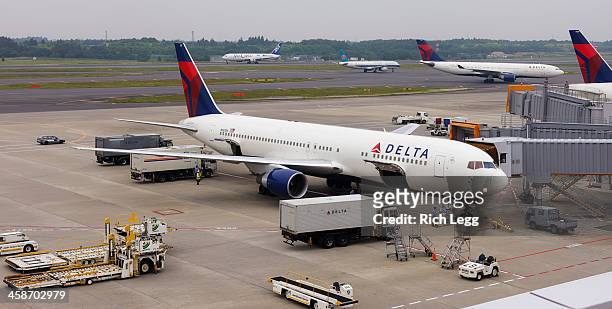 delta airlines 767 - delta airplane stock pictures, royalty-free photos & images