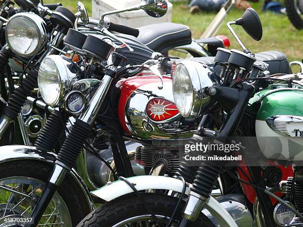 vintage motor bicicletas - triumph motorcycle fotografías e imágenes de stock