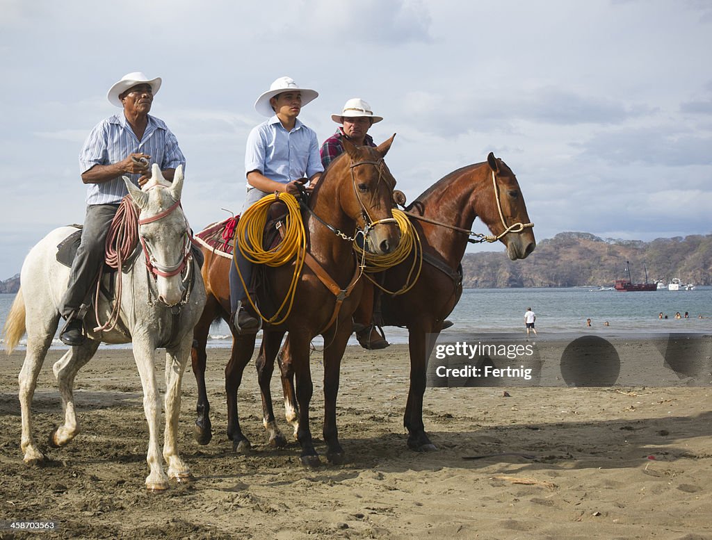 Costa Rica cowboys en la playa en Playas del Coco