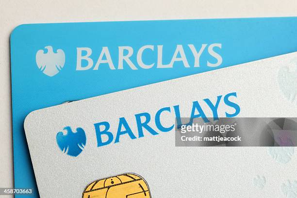 el banco barclays tarjetas de crédito - barclays brand name fotografías e imágenes de stock
