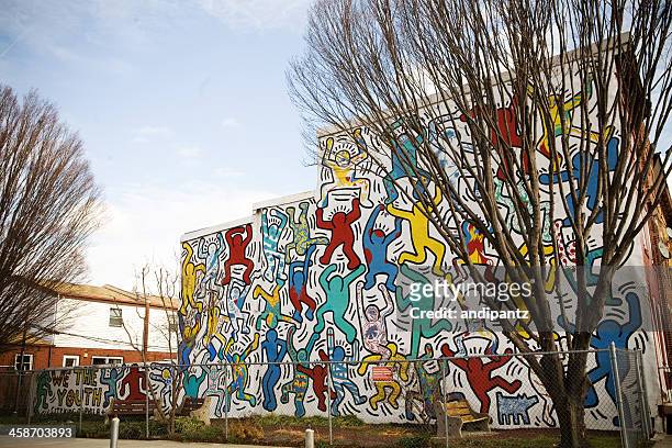we the youth by keith haring - image title stockfoto's en -beelden