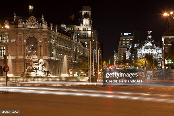 alcalá street y fuente de la cibeles por la noche - plaza de cibeles fotografías e imágenes de stock