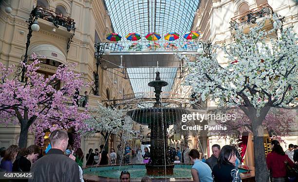primavera em loja de departamento da goma de moscovo - armazéns gum imagens e fotografias de stock