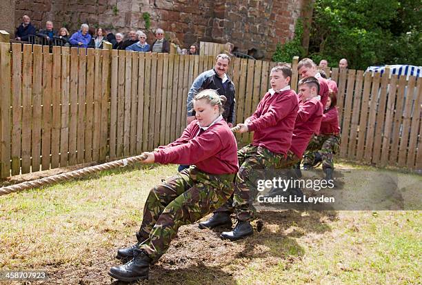 tug o'war equipo en mauchline santa justa - cadete fotografías e imágenes de stock