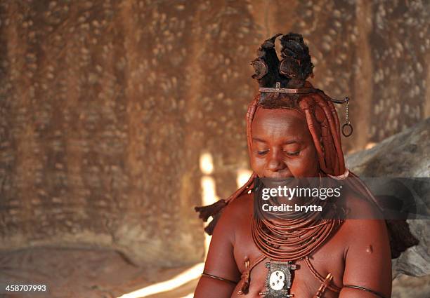 casado himba mulher dentro da cabana na aldeia próxima opuwo, namíbia - himba - fotografias e filmes do acervo