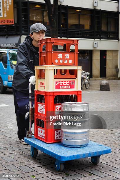 beer deliveryman in japan - bar cart stockfoto's en -beelden