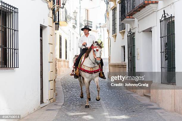 traditionelle spanische headless horseman"." - renda stock-fotos und bilder