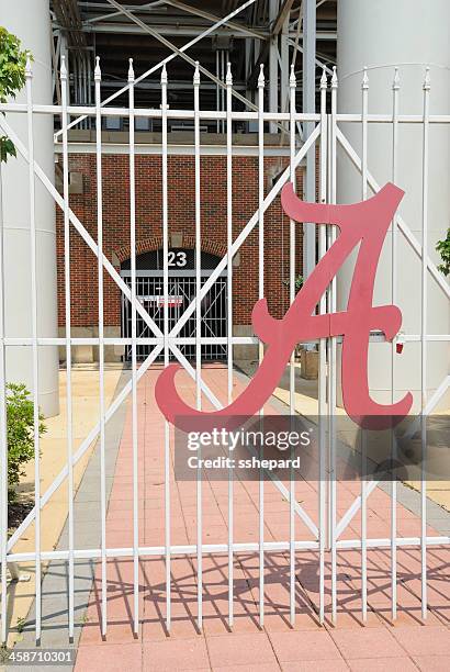 entrada bryant-denny stadium com um sinal - university of alabama imagens e fotografias de stock