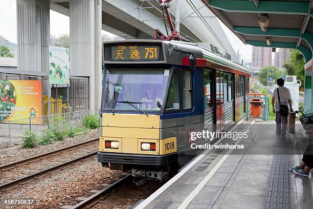 straßenbahn (lrt) in hong kong - lightrail stock-fotos und bilder