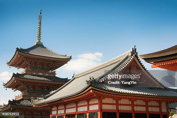 edifício e pagode de kiyomizu-dera templo budista propriedade, kyoto, japão - kiyomizu dera temple - fotografias e filmes do acervo