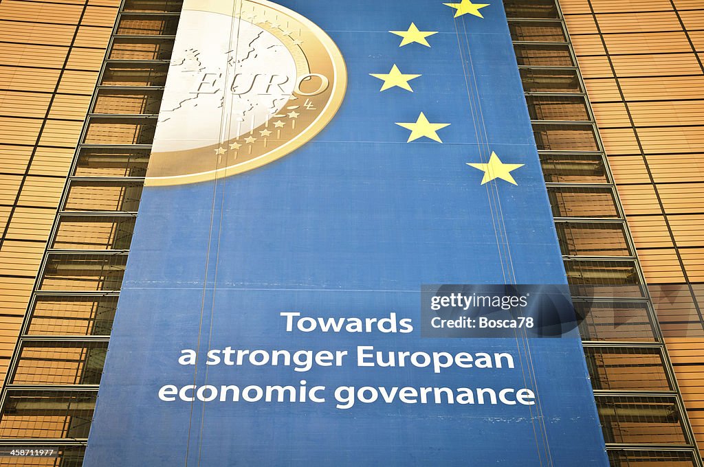 Werbung auf der Fassade Berlaymont-Gebäude, Brüssel