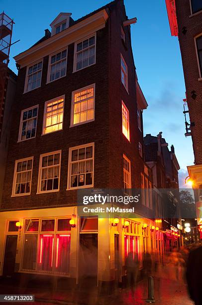 amsterdam red light district at night - amsterdam-red-light-district-photos stockfoto's en -beelden