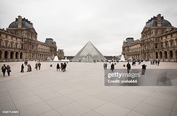 pirámide del louvre y palacio de parís - louvre fotografías e imágenes de stock