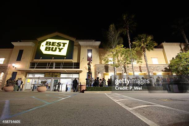 buyers line up for black friday - black friday shopping in los angeles bildbanksfoton och bilder