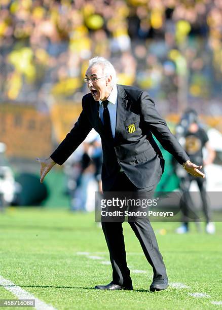 Jorge Fossati, head coach of Peñarol, gestures during a match between Nacional and Peñarol as part of round 12th of Campeonato Apertura 2014 at...