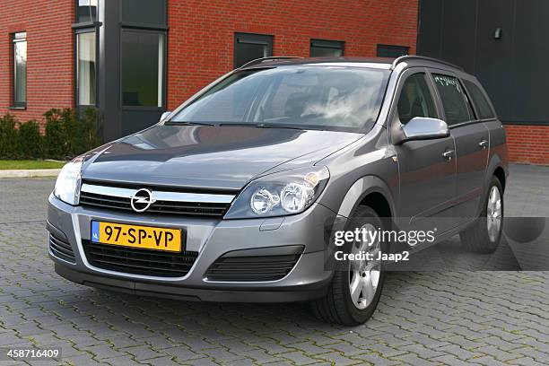 dutch opel astra station wagon from 2006 - license plate stockfoto's en -beelden