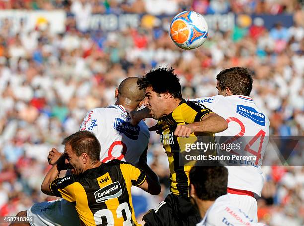 Carlos Valdez of Peñarol jumps for the ball during a match between Nacional and Peñarol as part of round 12th of Campeonato Apertura 2014 at...