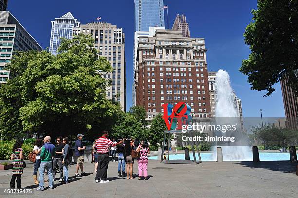 people at love park in philadelphia - john f kennedy plaza philadelphia stock pictures, royalty-free photos & images