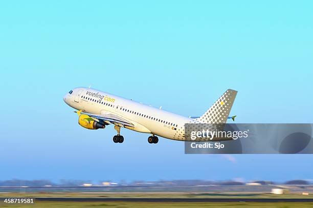 vueling airlines plane taking off - a320 turbine engine stockfoto's en -beelden