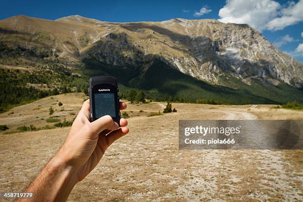 trekking gps outdoor orientering - garmin-global-positioning-system stock pictures, royalty-free photos & images