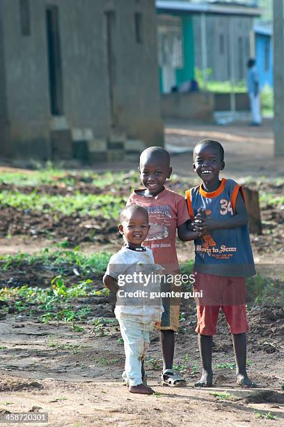 african los niños juegan en su localidad, ruanda - cultura de ruanda fotografías e imágenes de stock