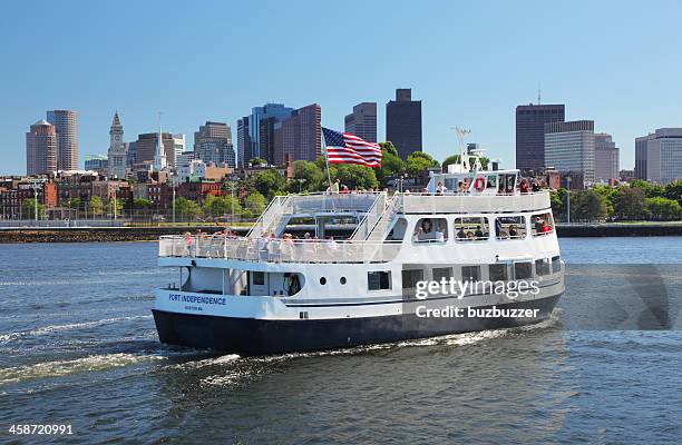 cruceros en embarcación de entretenimiento de la ciudad de boston - buzbuzzer fotografías e imágenes de stock