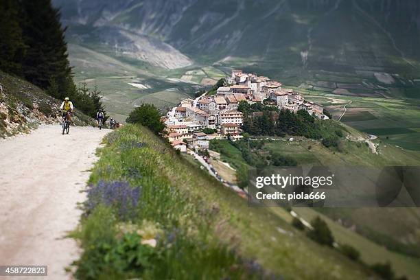 bicicleta de montaña en sibillini park desde castelluccio di norcia - castelluccio di norcia fotografías e imágenes de stock