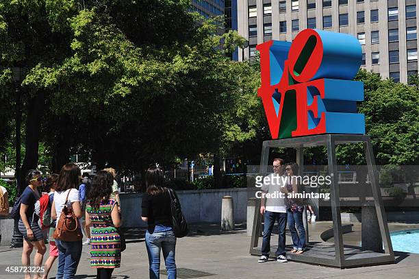 people at love park in philadelphia - john f kennedy plaza philadelphia stock pictures, royalty-free photos & images