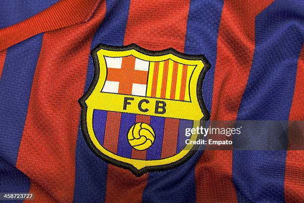 football club barcelona crest. - club soccer stockfoto's en -beelden