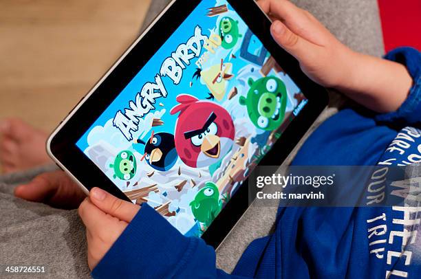 child playing angry birds on ipad - angry birds namngivna videospel bildbanksfoton och bilder